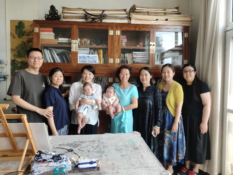 2019年6月28号看望新生儿照片(邱虹老师）.jpg